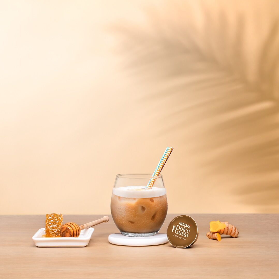 iced latte neben einer Kaffeekapsel